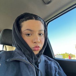 Meet your Posher, Amia